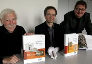 Gundolf Precht, Patrick Jung und Martin Müller (von links) präsentierten gestern zwei neue Bände der Reihe "Xantener Berichte". FOTO: armin fischer