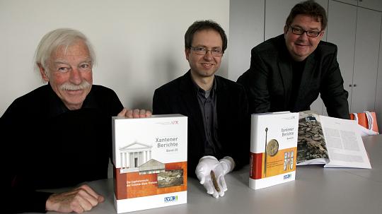 Gundolf Precht, Patrick Jung und Martin Müller (von links) präsentierten gestern zwei neue Bände der Reihe "Xantener Berichte". FOTO: armin fischer